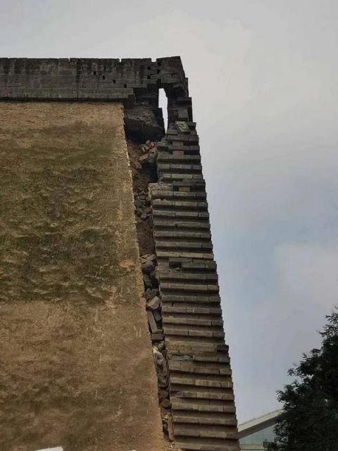 文物|西安秦王府城墙倒塌，4名路人被擦伤，1辆公交车3辆私家车被损