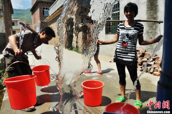 8月5日，工作人员在给桂阳县流峰镇麻布村送来饮用水，解决了1200余村民的生活用水问题。为保证人畜用水安全，该县每天派专人到各个生活用水困难区送水四次，确保村民生活用水正常。从6月12日起，湖南省桂阳县持续高温少雨，累计降雨量18.1毫米(县城关站)，比历年同期均值偏少232.2毫米，创历史记录同期最低，全县26个乡镇(街道)全部受灾，3.09万余人存在饮水困难，25.38万亩农作物受旱，3.59万亩晚稻无水下插。罗泽勤 摄