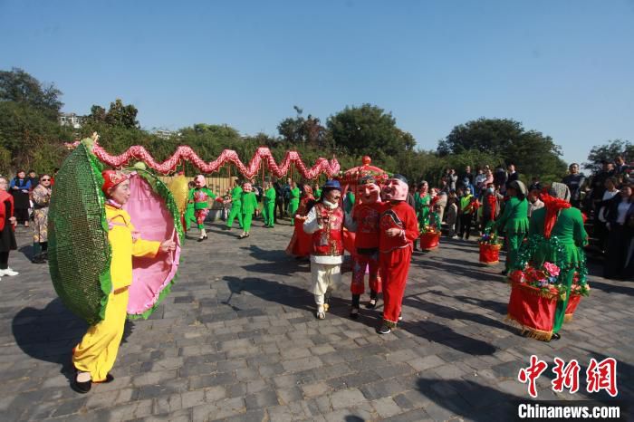 |江苏扬州摆“千岁宴” 邀12位百岁老人逛古街迎重阳
