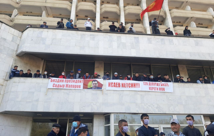 |吉尔吉斯斯坦抗议者继续扩大集会规模 要求解散议会