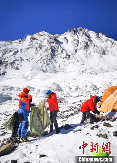 户外运动世界海拔最高环保行动 西藏进行大规模登山垃圾清理回收