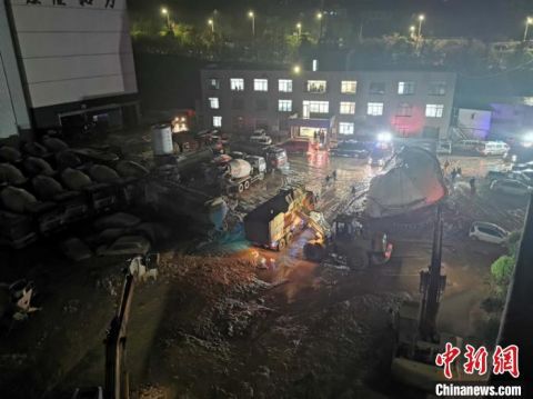 [滑坡]贵州贵阳一商品混凝土公司发生滑坡 已救出4人