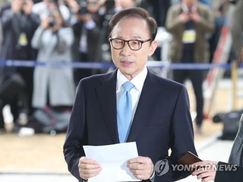 3月14日上午，在首尔市中央地方检察厅，韩国前总统李明博在以犯罪嫌疑人身份到案受讯前表态。图片来源：韩联社