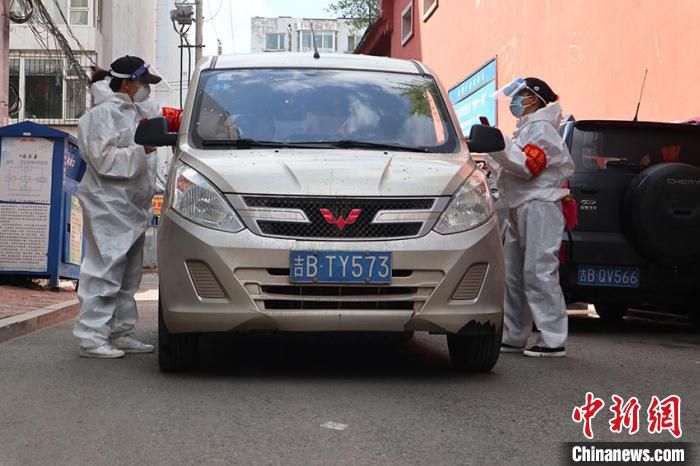 陈丽英老师坚守抗疫一线 学生隔窗敬礼唱出“谢谢你”