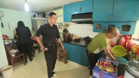 养老|年轻老师18年前出意外去世 70多名学生众筹为老师父母养老