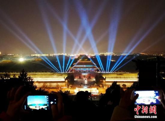 2月18日，元宵节将至，北京市民在景山公园拍摄故宫夜景。<a target=