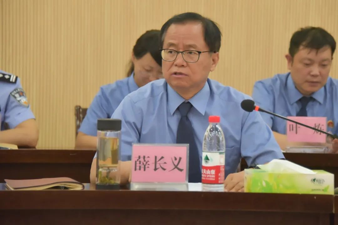 在座谈会上,薛长义向与会代表,委员和人民监督员汇报了南阳检察机关"