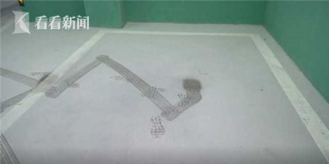 地下车库|两小孩乱弄灭火器 小区地下车库里车辆全白了头