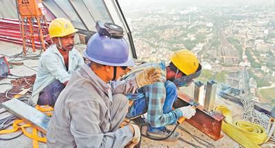 中国和斯里兰卡工人在莲花塔观光台上施工。本报记者 苑基荣摄 