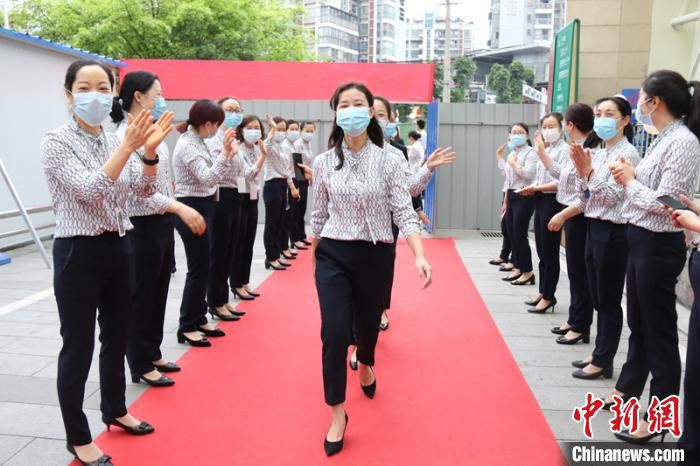 医生：你们过节我来值班 成都这家医院的护士“别样”过节