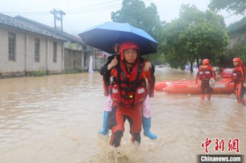 |福建武夷山水漫城区 消防队员紧急营救