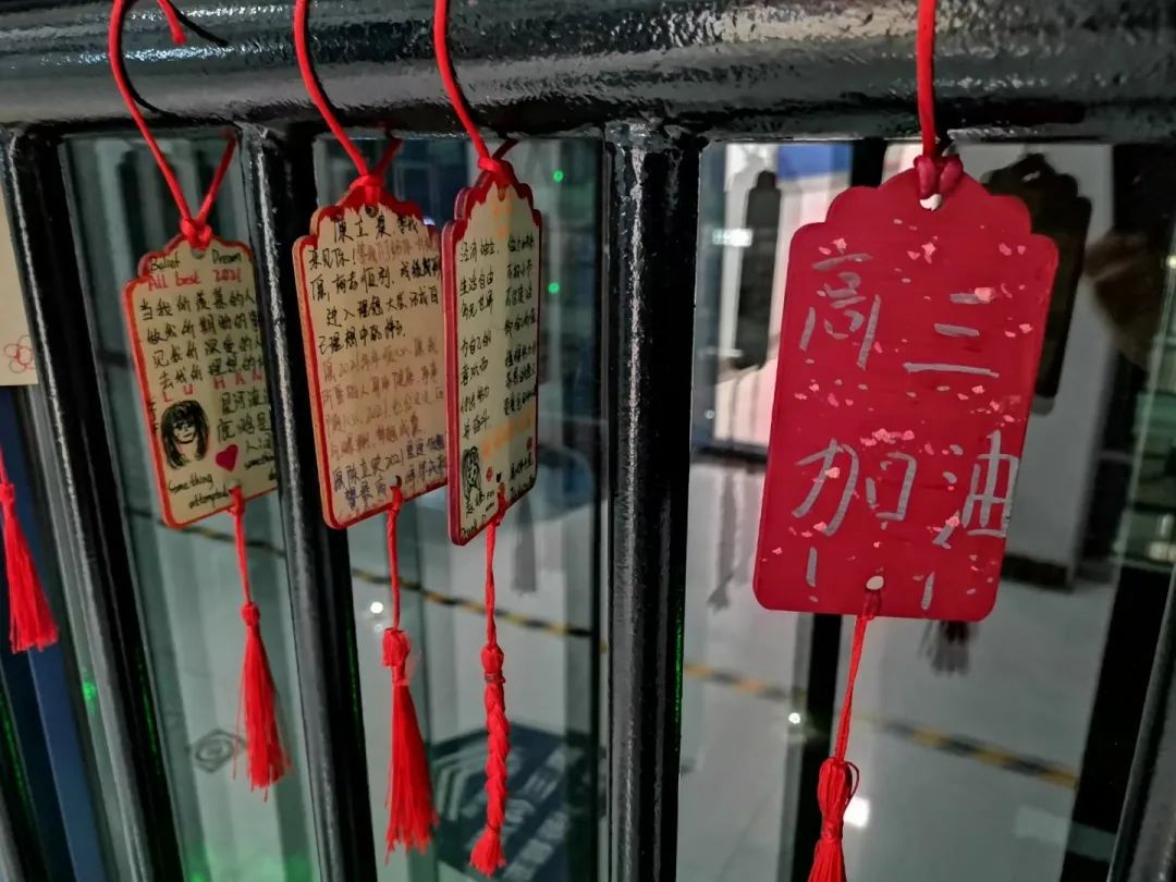 成人仪式最后一个环节是"放飞梦想",同学们在"梦想牌"上写下自己的