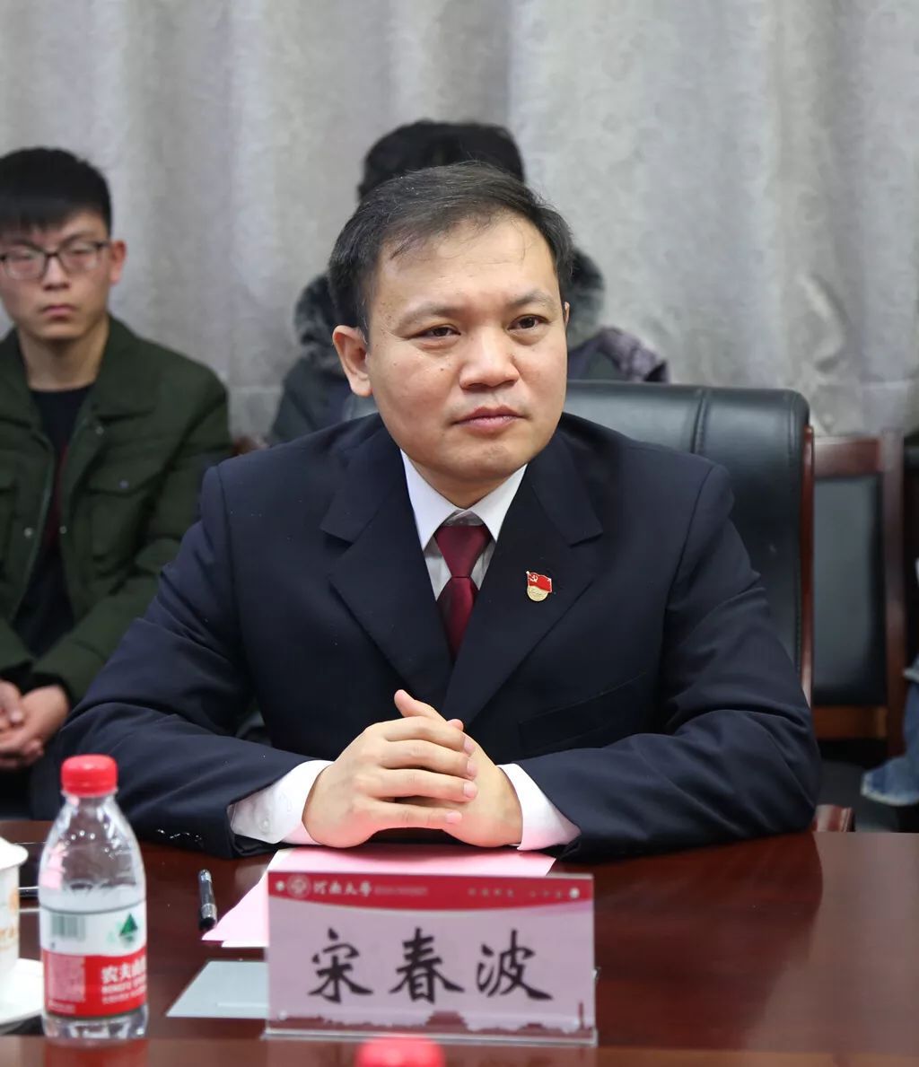 赠书母校不忘恩情