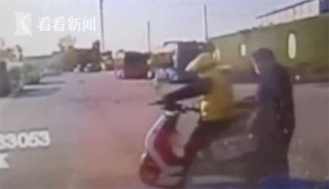 |小哥电动车自燃 公交车司机帮忙灭火还借车给他