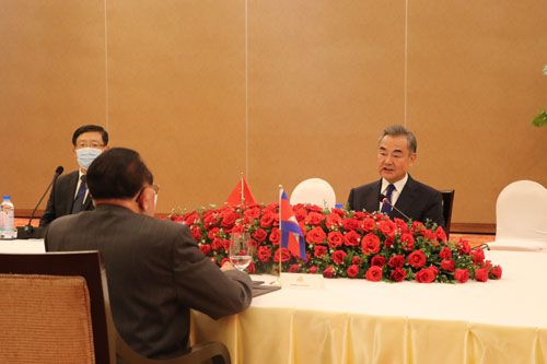 |王毅会见柬埔寨副首相贺南洪