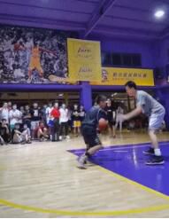 篮球圆梦了！火遍全网的独臂篮球少年与易建联交流球技，现场收到这些鼓励太暖心...