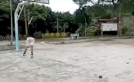 篮球帅炸了！13岁独臂少年爆红，网友看呆：有梦想谁都了不起