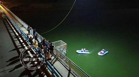 婴儿福建一年轻父亲抱着出生20多天的婴儿跳桥，救援队紧急出动