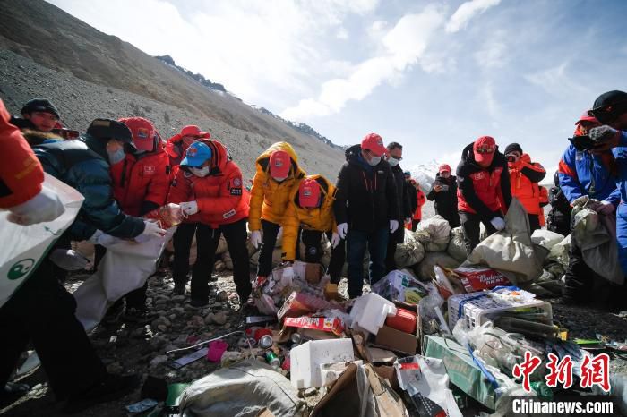 户外运动世界海拔最高环保行动 西藏进行大规模登山垃圾清理回收