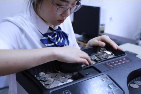 银行|真数钱数到手抽筋！女子竟拉4吨硬币去银行