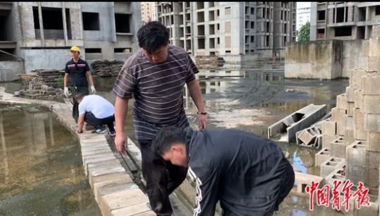 烂尾楼|他们住在烂尾楼：做饭用的水都要向周遭社区居民借