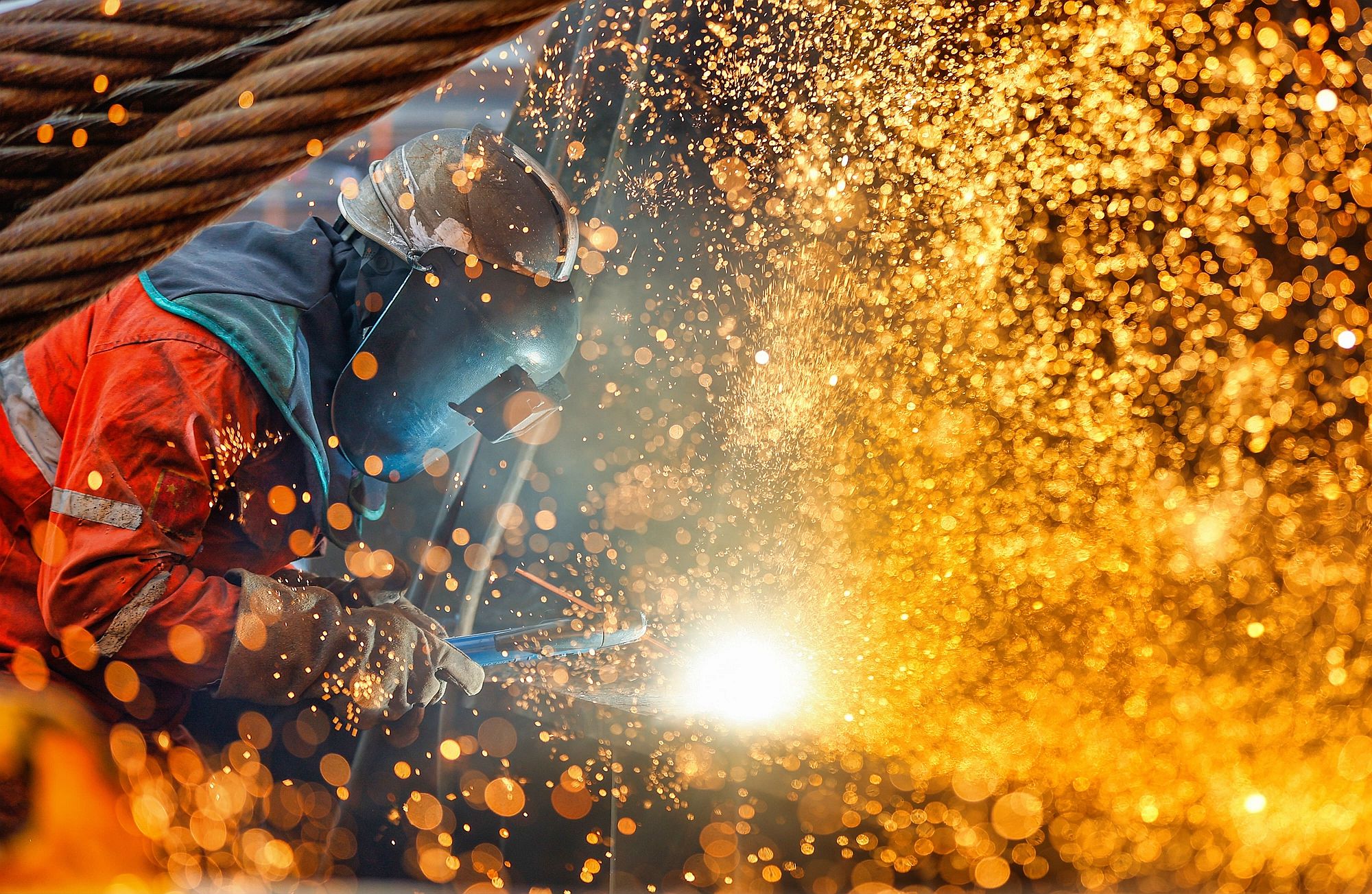 △ 2026年1月29日，在天津市滨海新区，海上油气平台建设工人进行现场施工。