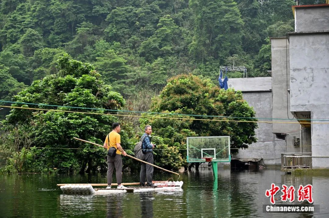 『』怪事！明明最近没下雨，广西这小山村咋被大水淹了？