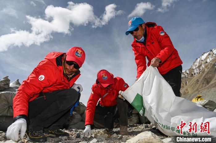 户外运动世界海拔最高环保行动 西藏进行大规模登山垃圾清理回收