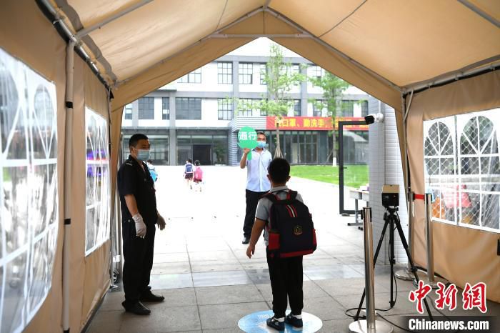 开学直击成都小学低年级开学：多举措防疫 首课致敬“逆行者”