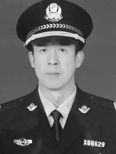 辅警王永良(图片来源:公安部宣传部)央视网消息:"王永良,群众已转移