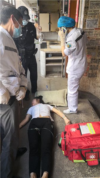 [法制]自贡：男子与前妻开天然气割腕“相约自杀” 民警拆门急救