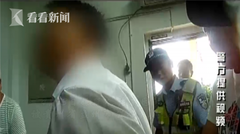 逃犯网上逃犯躲高速服务区工作 看到民警不打自招