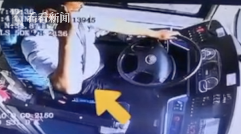 斑马线隔着斑马线，消防员和公交司机互敬“军礼”！