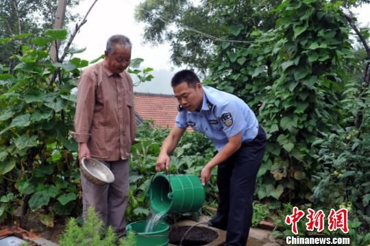 申飞飞还坚持为孤寡老人、贫困大学生做好事，累计资助万余元。　翟俊彪 摄