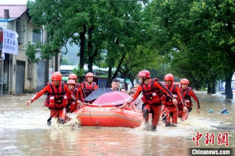 |福建武夷山水漫城区 消防队员紧急营救