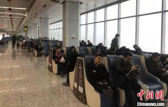 乌鲁木齐国际机场滞留旅客在候机厅耐心等待。　刘露 摄
