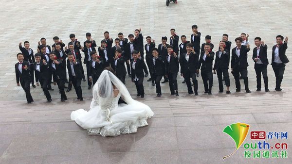 别人家同学！大学生为班级唯一女生拍“婚礼”毕业照
