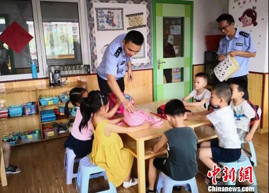 民警走进校园宣传防诈骗 瓯海警方供图 摄