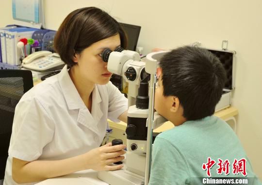 资料图为孩子接受眼健康检查。