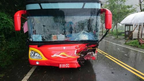 一辆载18名大陆旅游团成员的游览车中午在嘉义县阿里山公路78公里，竹崎乡十字村路段，与休旅车发生碰撞车祸。消防部门提供