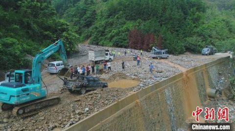 交通强降雨致广西26条国省干线中断 交通运输系统启动应急预案