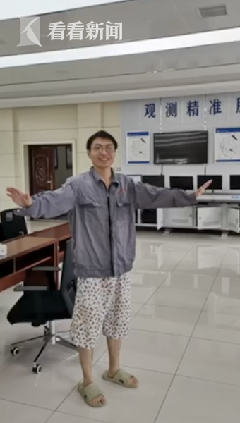 游泳|太拼！为准点完成交接 气象局职工游泳去上班