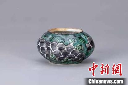 (清)八瓣黑底绿釉水盂(资料图) 湖北省文物考古研究院供图