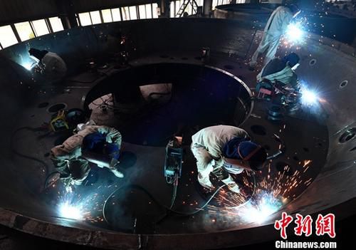 资料图：在重型机器工厂工作的电焊工人。<a target='_blank' href='http://www.chinanews.com/'>中新社</a>记者 张斌 摄