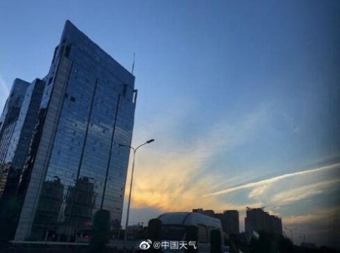 云霞|北京天空出现迤逦云霞 犹如巨大凤尾覆盖天空