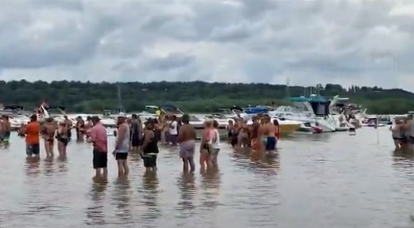 国际社会|美国这一幕吓坏美媒：500人参加狂欢，没人戴口罩