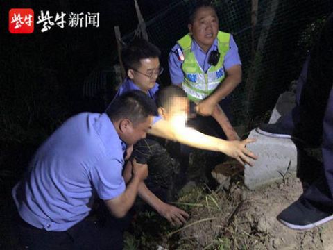 法制男子夜晚骑车过桥不慎坠河 被摔晕获救后直喊疼