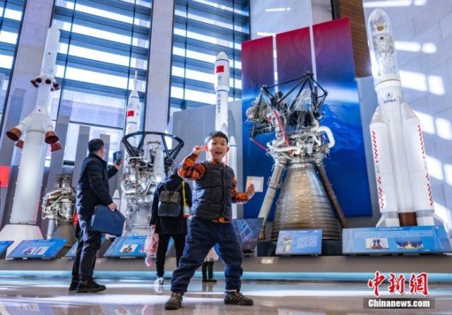 2月24日，“逐梦寰宇问苍穹——中国载人航天工程30年成就展”在位于北京的中国国家博物馆开幕。该展览为期3个月，展示包括可入内参观的中国空间站天和核心舱1:1模型、空间站组合体1:4模型等，并首次展出新一代运载火箭、载人飞船及月面着陆器等未来载人登月主要飞行产品模型，是首次全面系统面向公众展示工程发展历程和建设成就。图为一名小朋友在中国各型运载火箭及火箭发动机模型展品前拍照。<a target='_blank' href='/'><p  align=