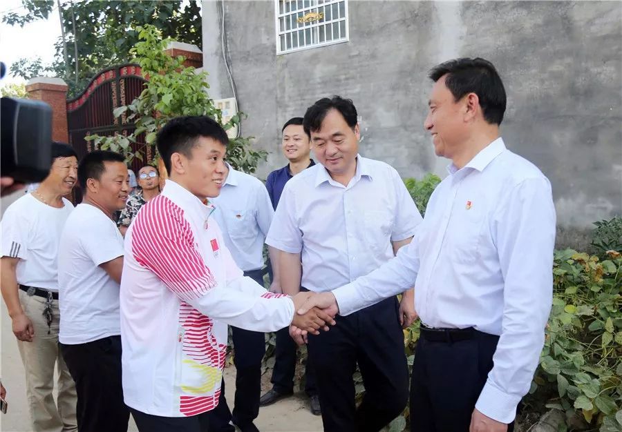 9月4日,县委书记梁辉,县长路标专程到申桥乡申桥村看望慰问申国顺,向