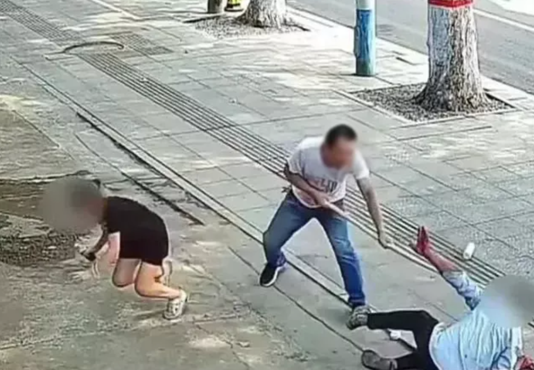 法制|男子挥刀追砍女孩，一个身影冲了上去！